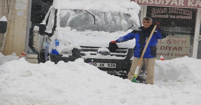 Hakkari'de köy ve mezra yolları kapandı 10
