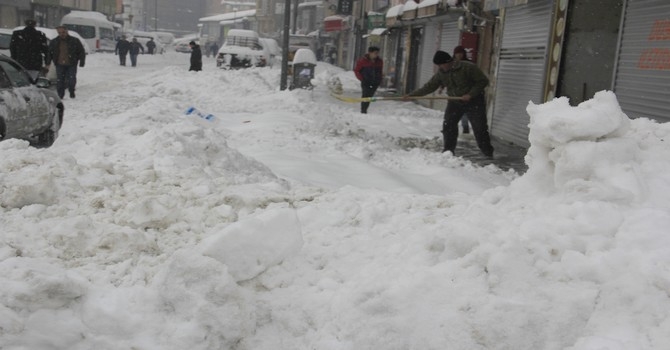 Hakkari'de köy ve mezra yolları kapandı 11