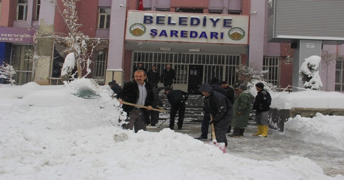 Hakkari'de köy ve mezra yolları kapandı 12