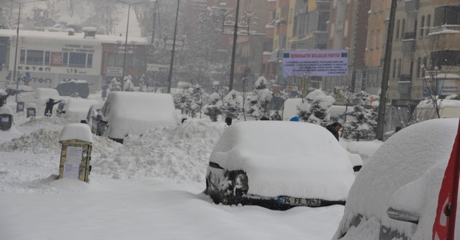 Hakkari'de köy ve mezra yolları kapandı 13