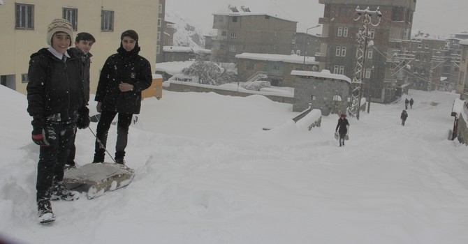 Hakkari'de köy ve mezra yolları kapandı 4