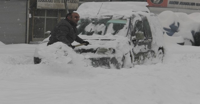 Hakkari'de köy ve mezra yolları kapandı 5