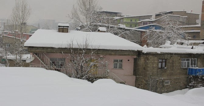 Hakkari'de köy ve mezra yolları kapandı 6