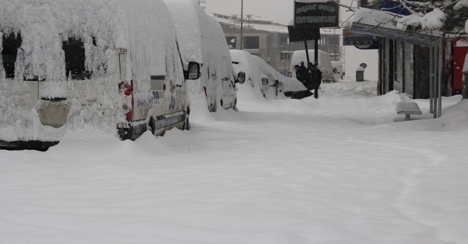 Hakkari'de köy ve mezra yolları kapandı 7