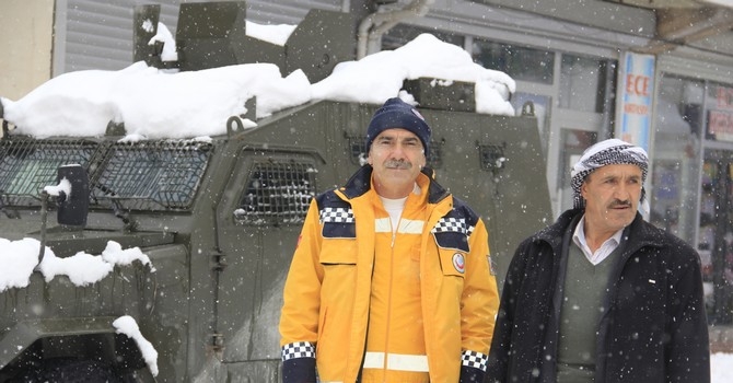 Hakkari'de köy ve mezra yolları kapandı 9