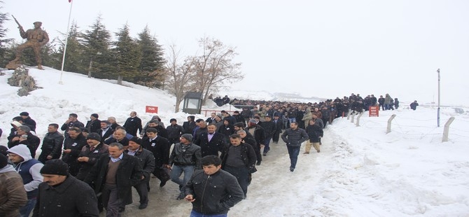 Hakkarili teğmen toprağa verildi 10