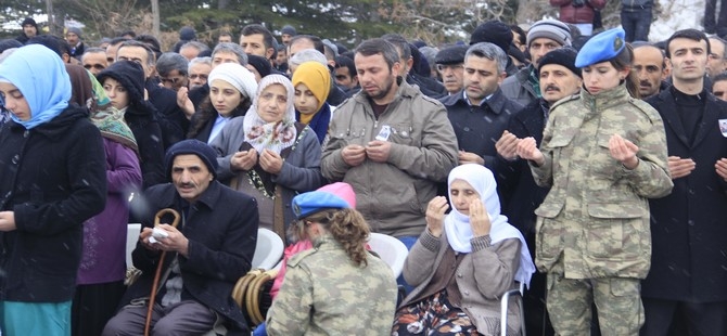 Hakkarili teğmen toprağa verildi 12