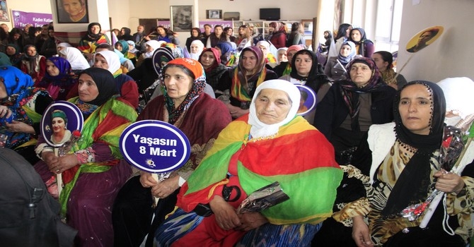 Hakkari'de 8 mart şöleni 8