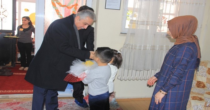 Vali Toprak 150 çocuğa oyuncak dağıttı 1