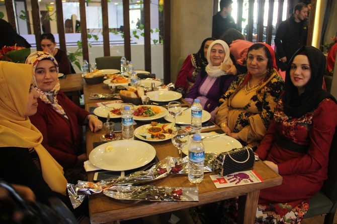 Hakkari’de Halaylı 8 Mart kutlaması 6