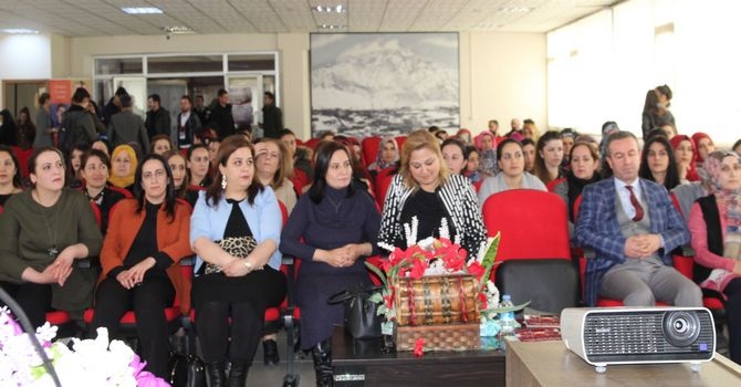 Hakkari’de 8 mart paneli düzenlendi 3