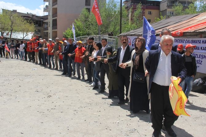 Hakkari’de halaylı 1 Mayıs kutlaması! 1