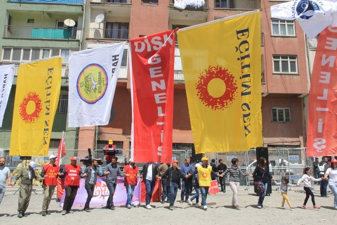 Hakkari’de halaylı 1 Mayıs kutlaması! 13