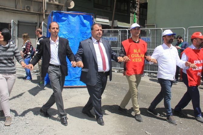 Hakkari’de halaylı 1 Mayıs kutlaması! 14