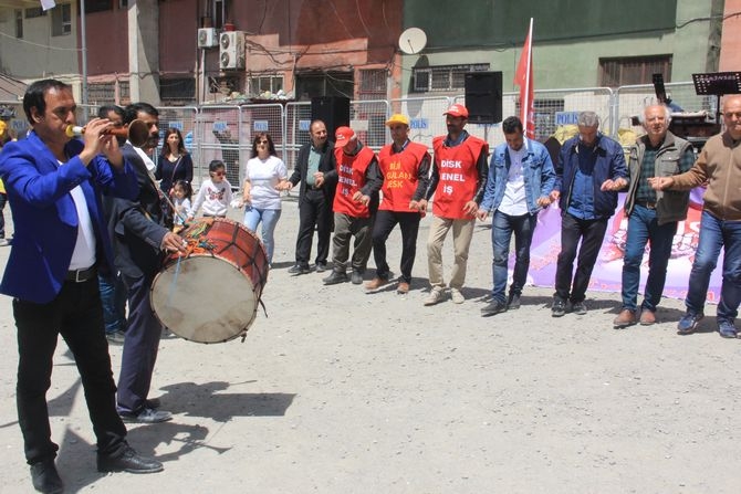 Hakkari’de halaylı 1 Mayıs kutlaması! 2
