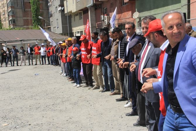 Hakkari’de halaylı 1 Mayıs kutlaması! 3