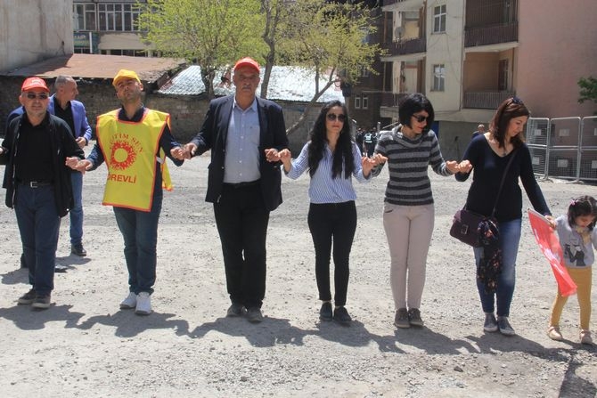 Hakkari’de halaylı 1 Mayıs kutlaması! 4
