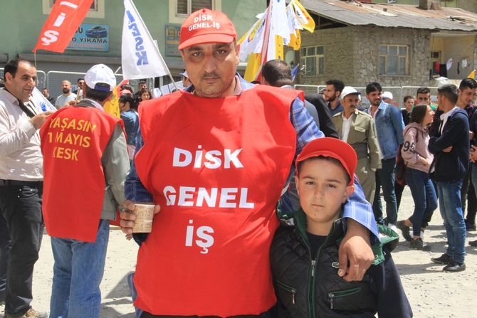 Hakkari’de halaylı 1 Mayıs kutlaması! 8