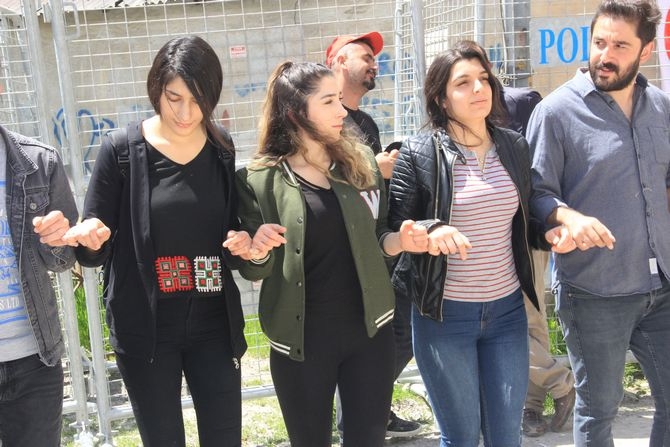Hakkari’de halaylı 1 Mayıs kutlaması! 9