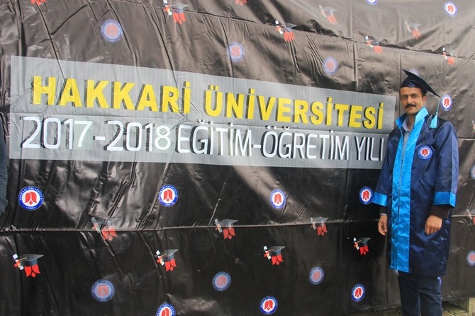 Üniversitede halaylı mezuniyet töreni 18