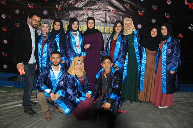 Üniversitede halaylı mezuniyet töreni 26