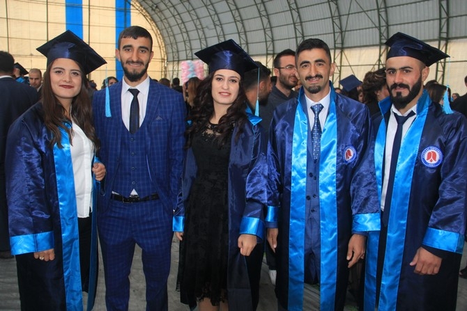 Üniversitede halaylı mezuniyet töreni 31