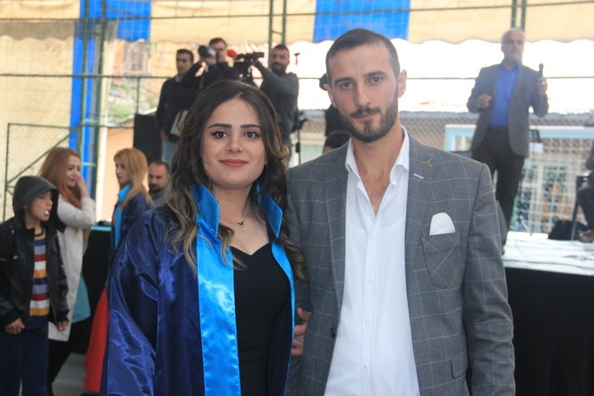Üniversitede halaylı mezuniyet töreni 51