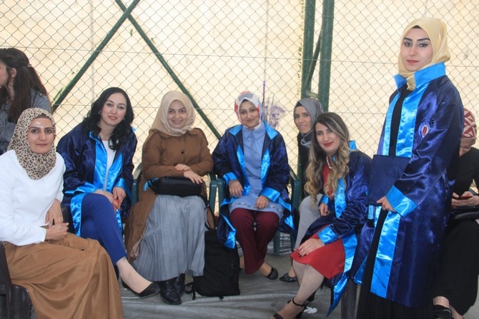 Üniversitede halaylı mezuniyet töreni 55