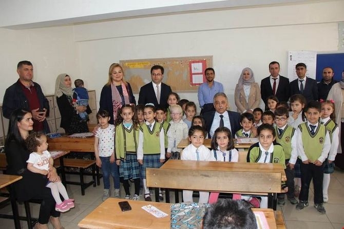 Vali Toprak okulları ziyaret etti karne dağıttı 7