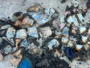 Yanmış tomar tomar para ve altın çıkardılar
