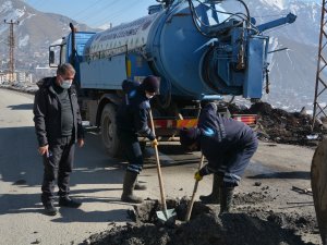 Hakkari'de kanalizasyon arızasıyla mücadele