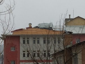 Hakkari'de kuvvetli rüzgar çatıları uçurdu