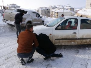 Buz pistine dönen yolda sürücülerin zor anları