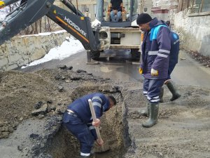 Su arıza ekipleri su arızalarına geçit vermiyor