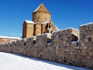 Akdamar Kilisesi ziyaretçi akınına uğruyor