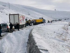 Van-Hakkari karayoluna çığ düştü