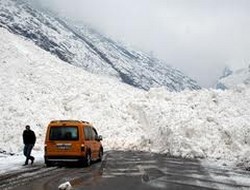 Şemdinli'de minibüs çığ altında kaldı