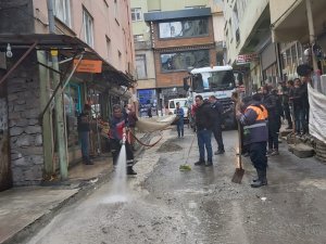 Belediye ekipleri  kirliliğe geçit vermiyor