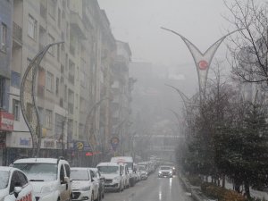 Hakkari'de karla karışık yağmur ve sis etkili oldu