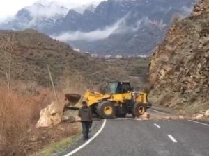 Çukurca yoluna inen kayalar temizlendi