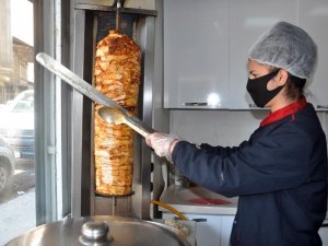 Kız kardeşler, erkeklere taş çıkartıyor