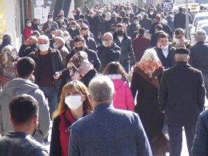 Van'da vatandaş sokağa akın etti