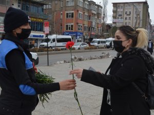 Toplum polisi kadınlara karanfil dağıttı