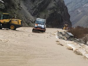 Çukurca karayolu heyelandan kapandı