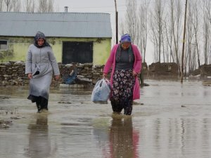 Yüksekova sulara gömüldü