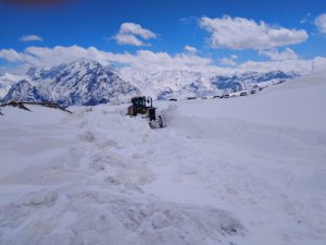 Hakkari'de 36 yerleşim yolu ulaşıma açıldı