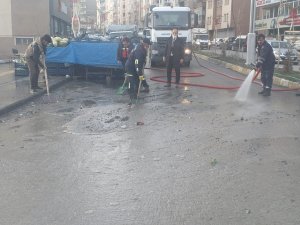 Hakkari itfaiyesi caddeleri yıkadı