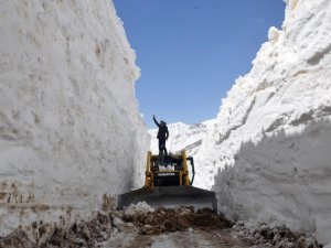 Yüksekova’da 8 metrelik kar tünelleri