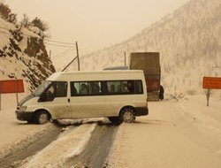 Hakkari- Şırnak yolunda kar esareti