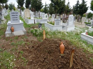 Öldü diye defnettikleri babalarını görünce şok oldular